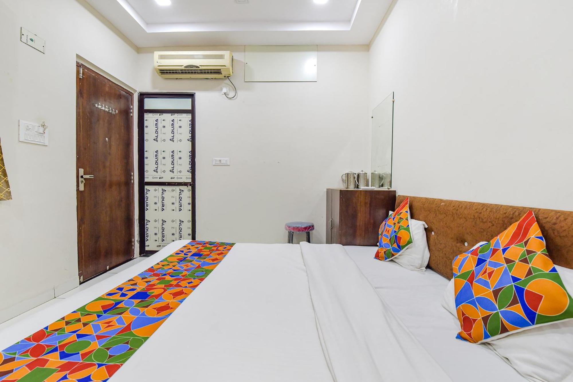Fabexpress Devani Palace Ujjain Bagian luar foto
