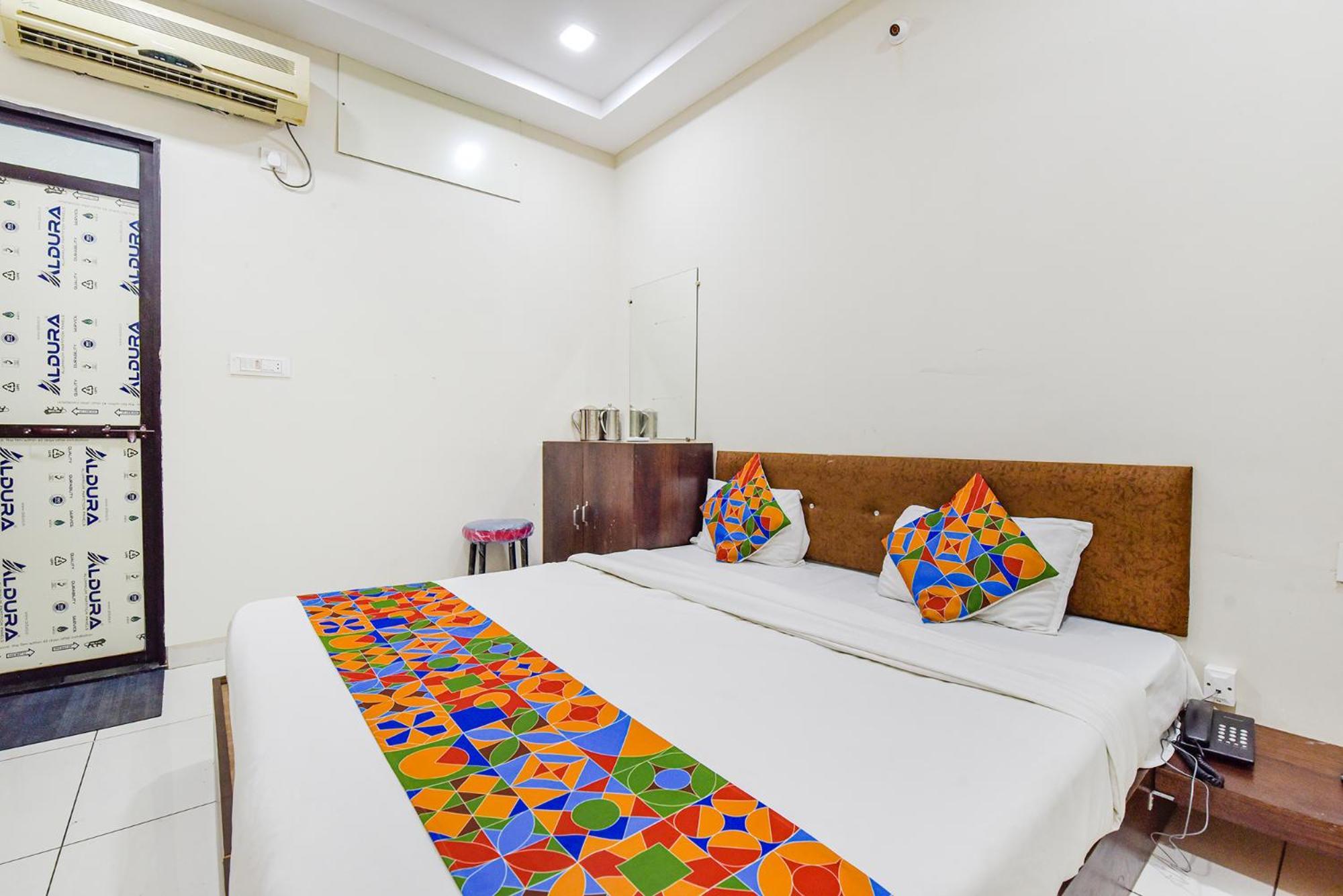 Fabexpress Devani Palace Ujjain Bagian luar foto