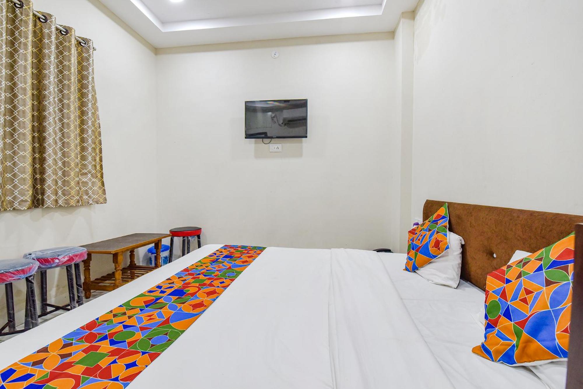 Fabexpress Devani Palace Ujjain Bagian luar foto