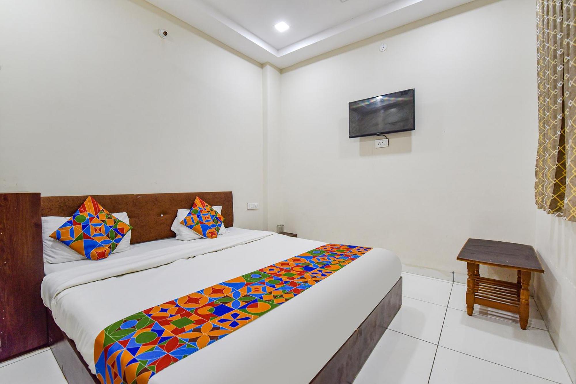 Fabexpress Devani Palace Ujjain Bagian luar foto