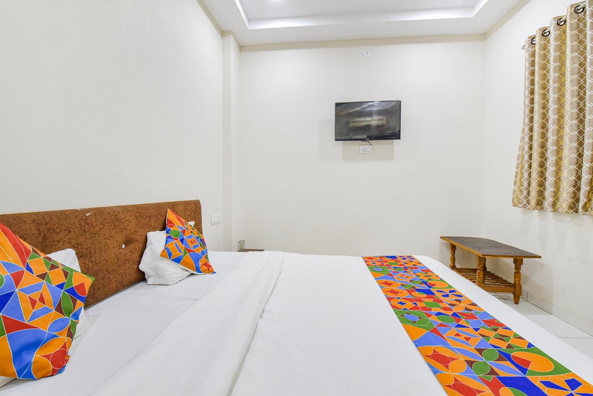 Fabexpress Devani Palace Ujjain Bagian luar foto
