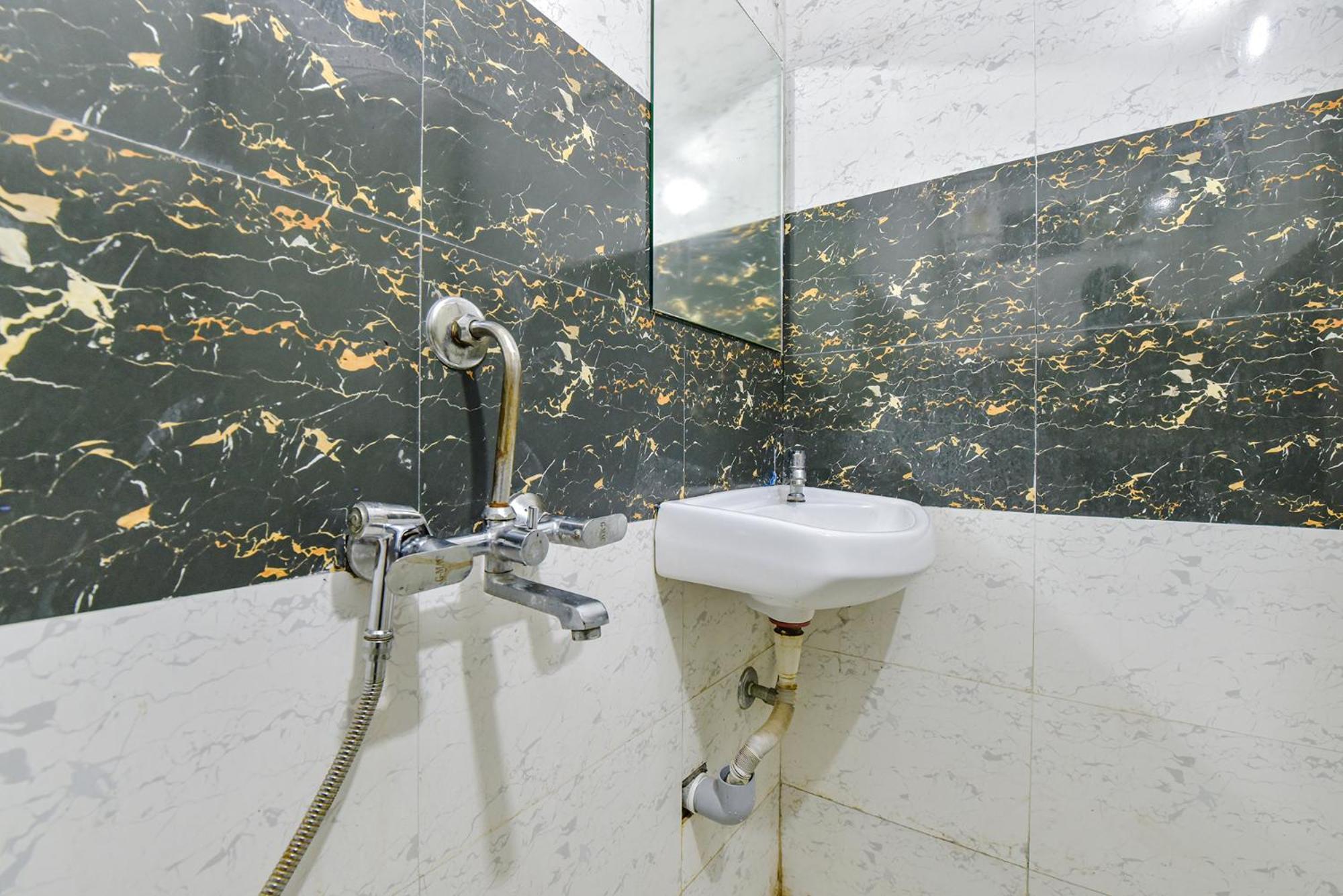Fabexpress Devani Palace Ujjain Bagian luar foto